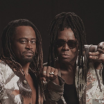 Foto dos cantores Toni Garrido e Bino Farias.