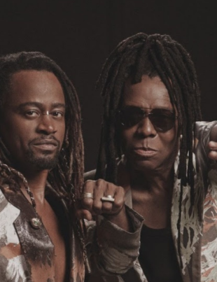 Foto dos cantores Toni Garrido e Bino Farias.