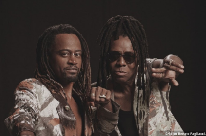 Foto dos cantores Toni Garrido e Bino Farias.