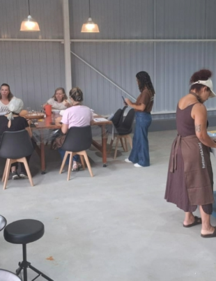 Foto de aula do curso de cerâmica.