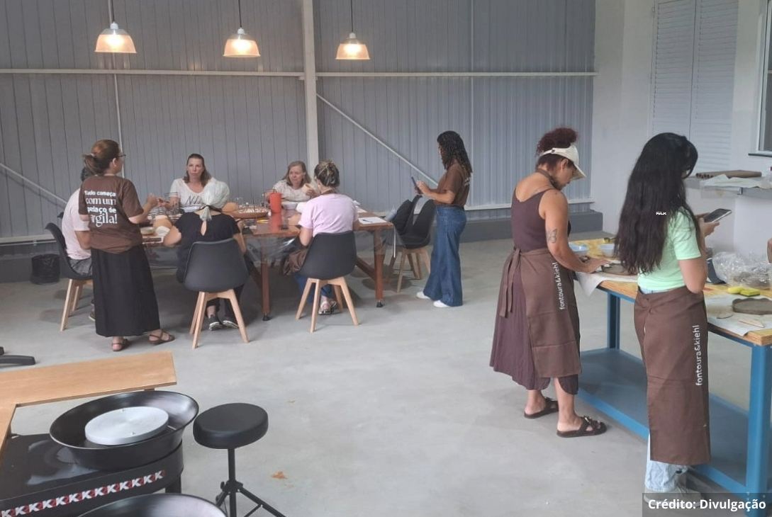 Foto de aula do curso de cerâmica.