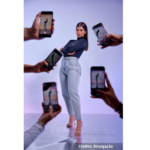 Foto de modelo usando jeans.