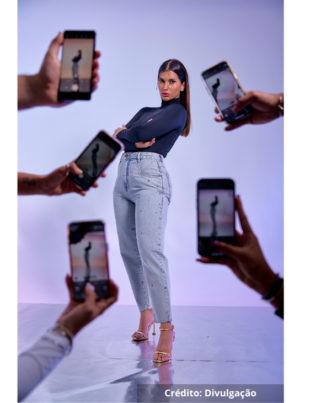 Foto de modelo usando jeans.