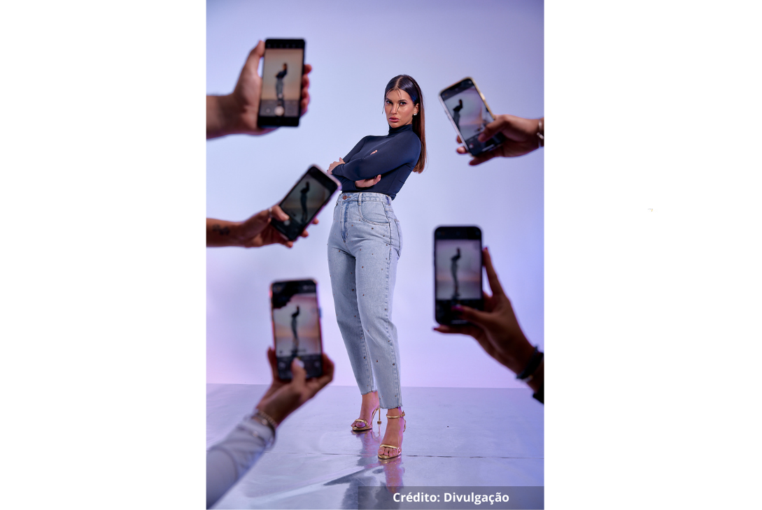 Foto de modelo usando jeans.