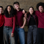 Foto do elenco da série.