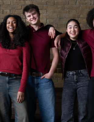 Foto do elenco da série.