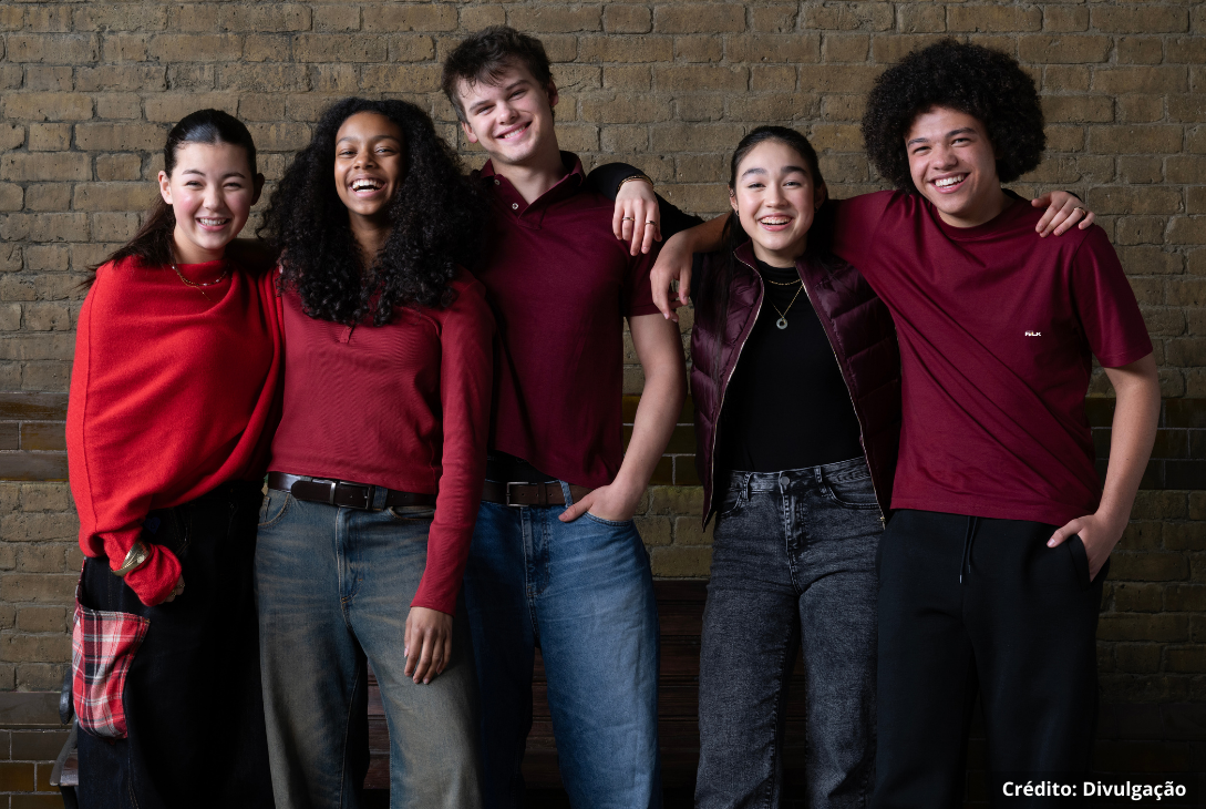 Foto do elenco da série.