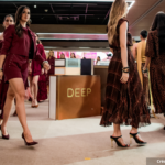 Foto de desfile das novas roupas da Deep e Loe.