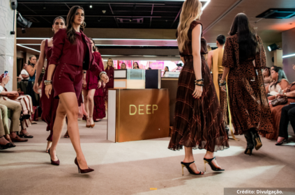 Foto de desfile das novas roupas da Deep e Loe.