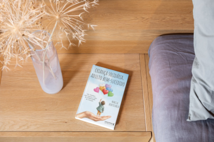 Mockup com capa do livro.