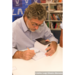 Foto do lançamento do livro.