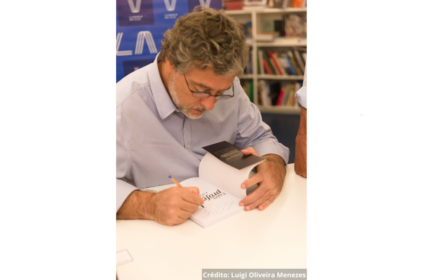 Foto do lançamento do livro.