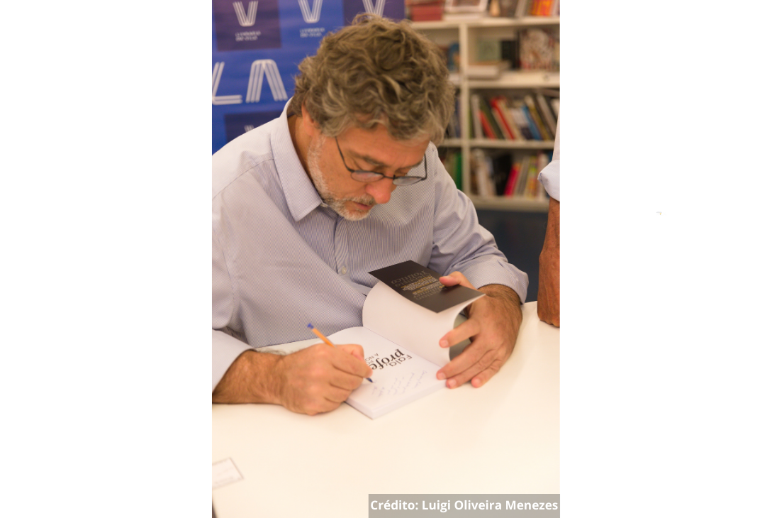 Foto do lançamento do livro.