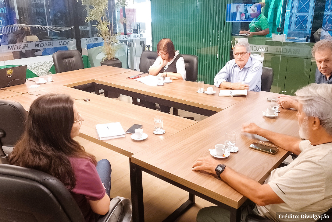 Foto da segunda reunião do grupo mariliense para reativar a Academia de Letras.