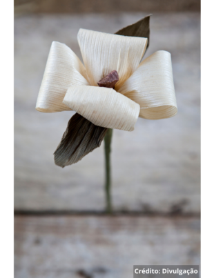 Foto da folha de palha criada para presentear as mulheres.