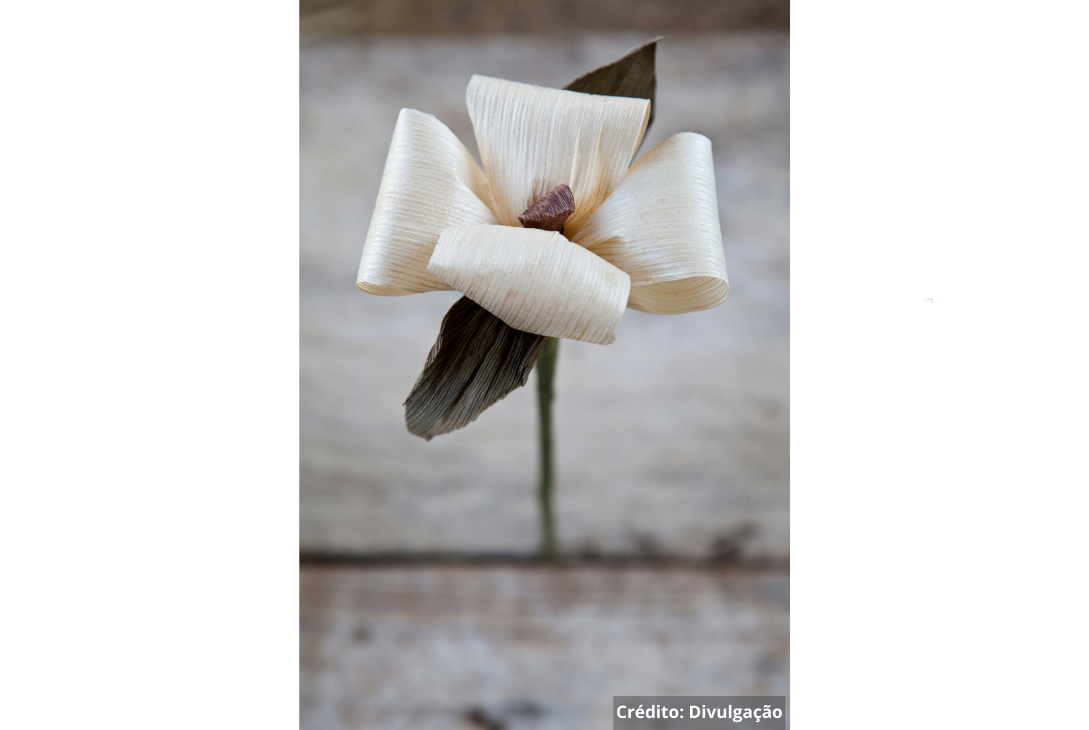 Foto da folha de palha criada para presentear as mulheres.