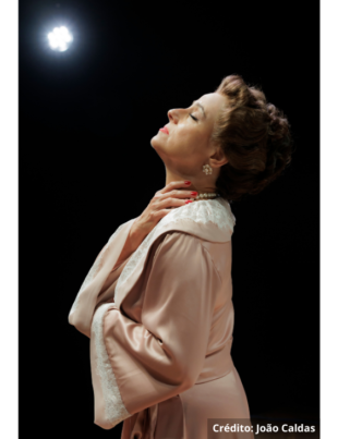 Foto de cena do espetáculo teatral.