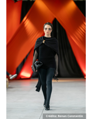 Foto de modelo desfilando uma das roupas da nova coleção da Pompéia.