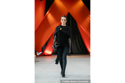 Foto de modelo desfilando uma das roupas da nova coleção da Pompéia.