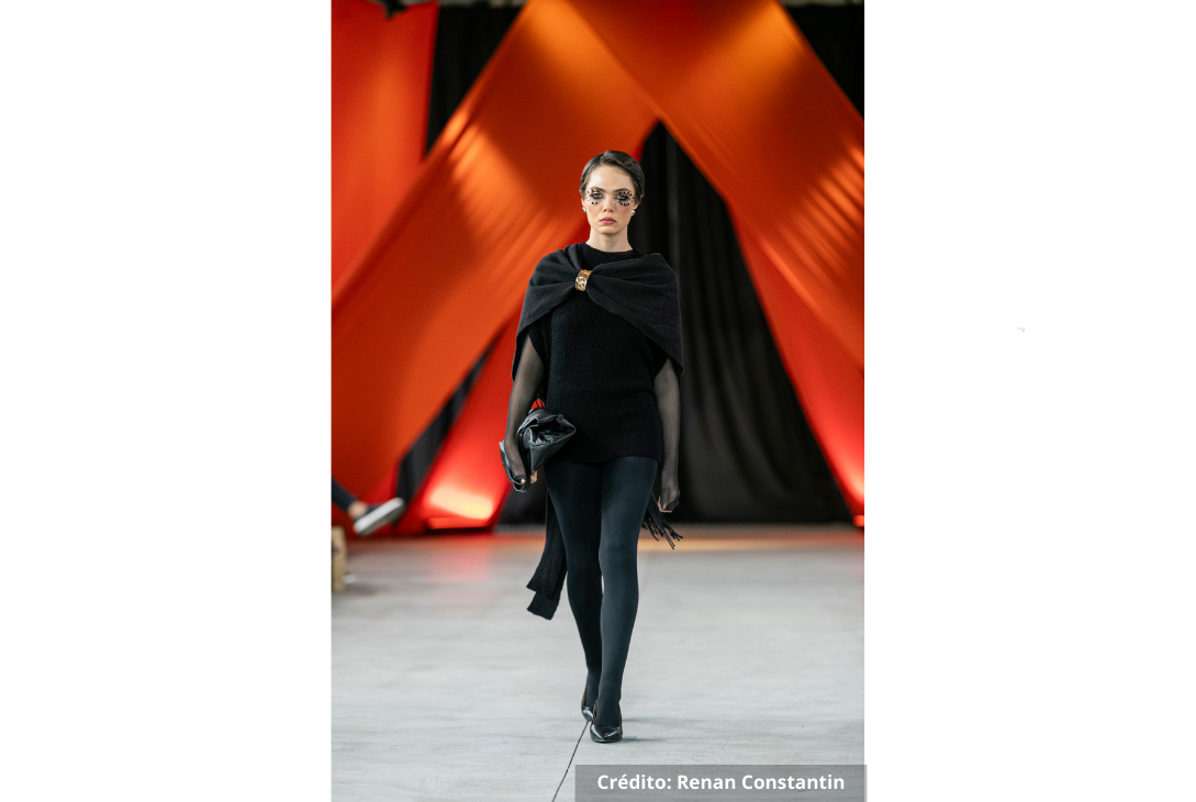 Foto de modelo desfilando uma das roupas da nova coleção da Pompéia.