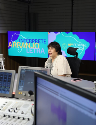 Foto do estúdio da Rádio Nacional.