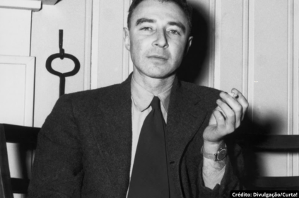 Cena do documentário sobre Oppenheimer.