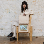 Foto da artista com a pintura.