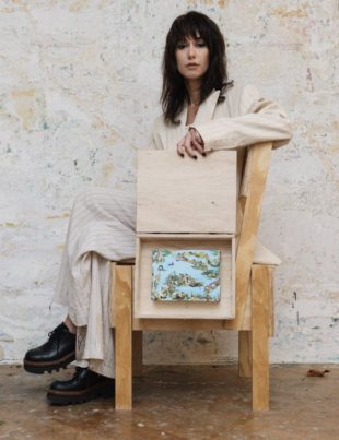 Foto da artista com a pintura.