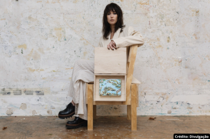 Foto da artista com a pintura.