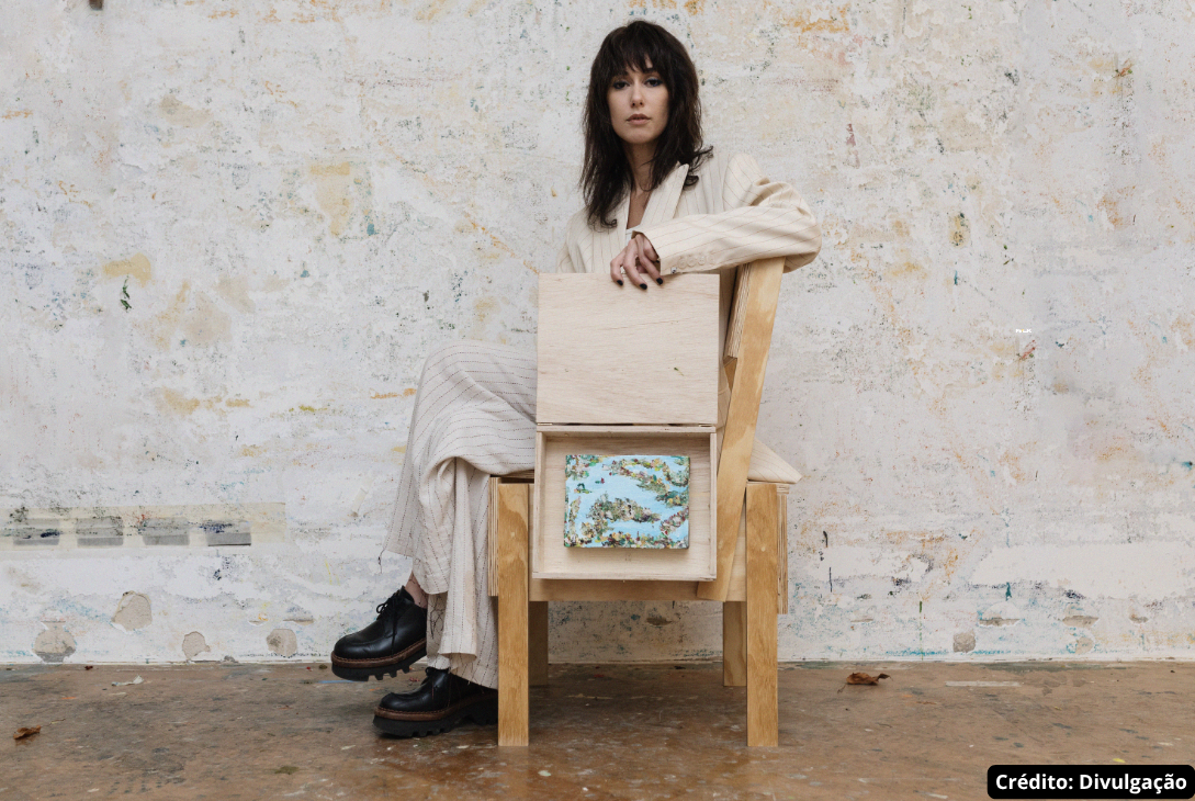 Foto da artista com a pintura.