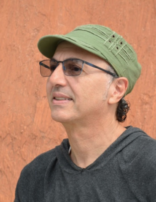 Foto do cantor Zeca Baleiro.