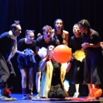 Foto de cena do espetáculo.