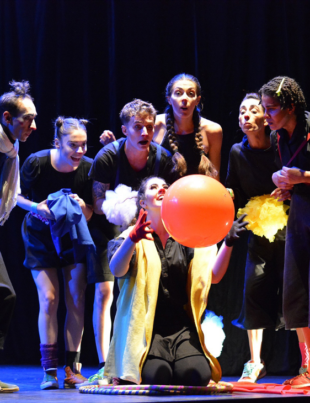 Foto de cena do espetáculo.